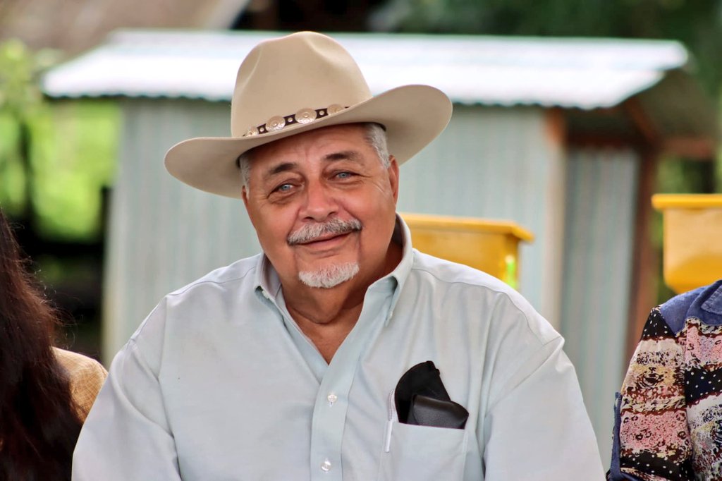 AgriculturaEc's tweet photo. "Recorremos el territorio no solamente para entregar el #CréditoDeLasOportunidades, equipos, maquinarias sino para conocer sus propuestas. Jamás en la historia del 🇪🇨 ha habido un crédito con estas características, a favor de ustedes", dijo @PedroAlavaEc.

#JuntosPorElAgro https://t.co/I3W3elxk2H