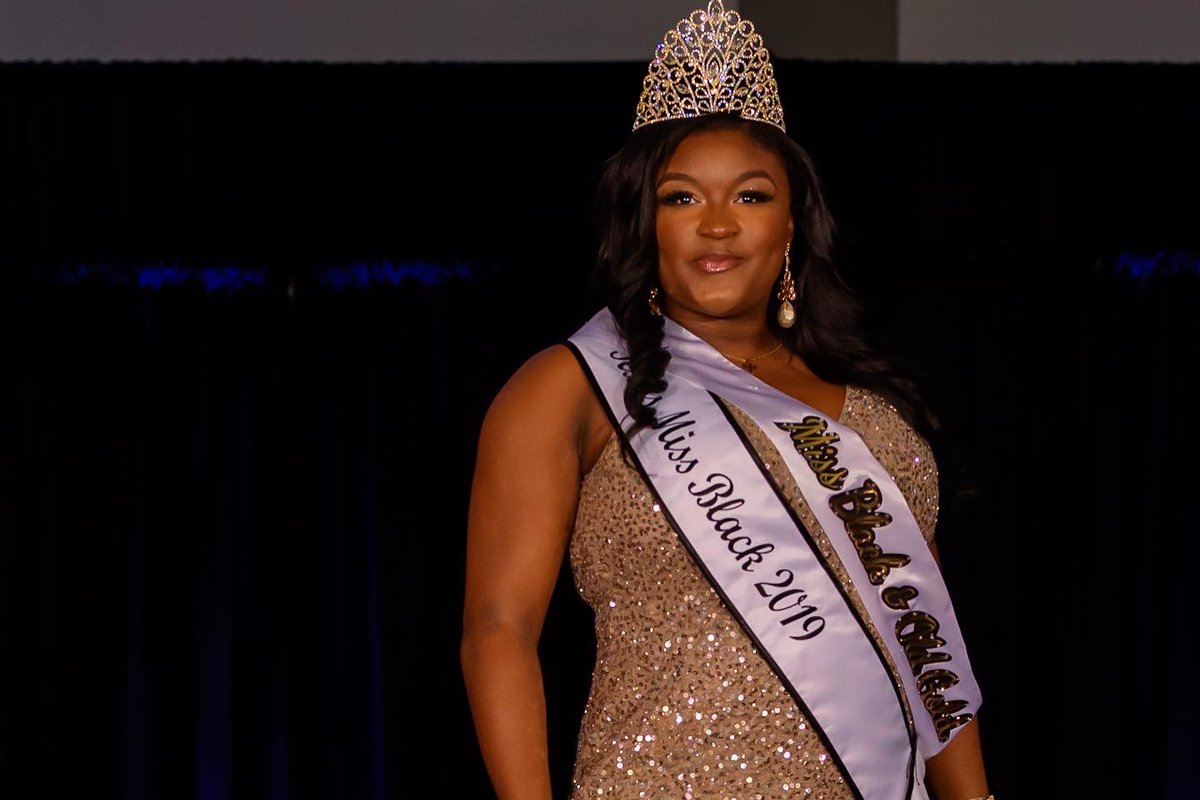 PotentPiO's tweet photo. The Pi Omicron Miss Black &amp; Gold Pageant was a phenomenal event that gave phenomenal women a platform to express themselves. We want to give a special thank you to all 7 ladies for participating and congratulate our 2022 Miss Black &amp; Gold Queen, Chandlier Richmond! 🖤💛 https://t.co/LpVyddg7bN