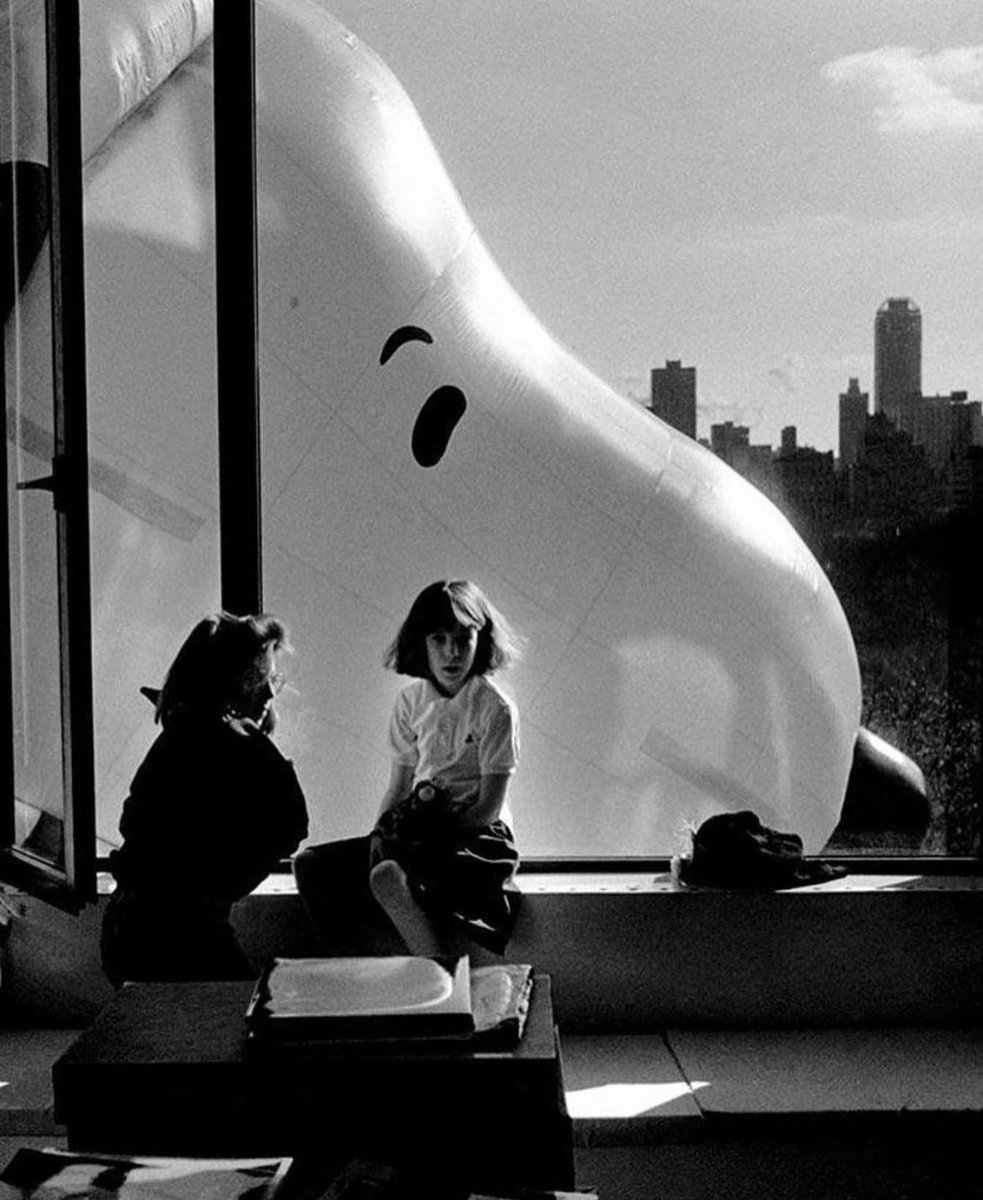DrAlMidfa's tweet photo. New York, November 1988 - Snoopy Float in the Macy’s Thanksgiving Parade. Photograph by Elliot Erwitt via Slim Aarons https://t.co/Ca0awgwTCX