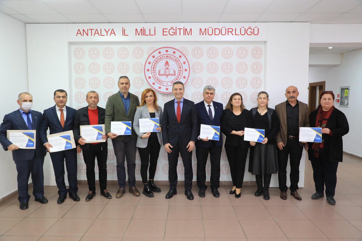 İl Milli Eğitim Müdürümüz Sn Hüseyin Er  <a href="/07kepezmem/">Kepez İlçe Milli Eğitim Müdürlüğü</a> "Ernur-Faik Koparan Ortaokulunda" açılan Sıfır Atık İleri Dönüşüm Kütüphanemizin yapımına katkıda bulunan öğretmen ve idarecilerimize teşekkür belgelerini takdim etti. 

<a href="/huseyiner07/">Hüseyin ER</a>
<a href="/AntalyaValilik/">T.C. Antalya Valiliği</a>
<a href="/tcmeb/">Millî Eğitim Bakanlığı</a>