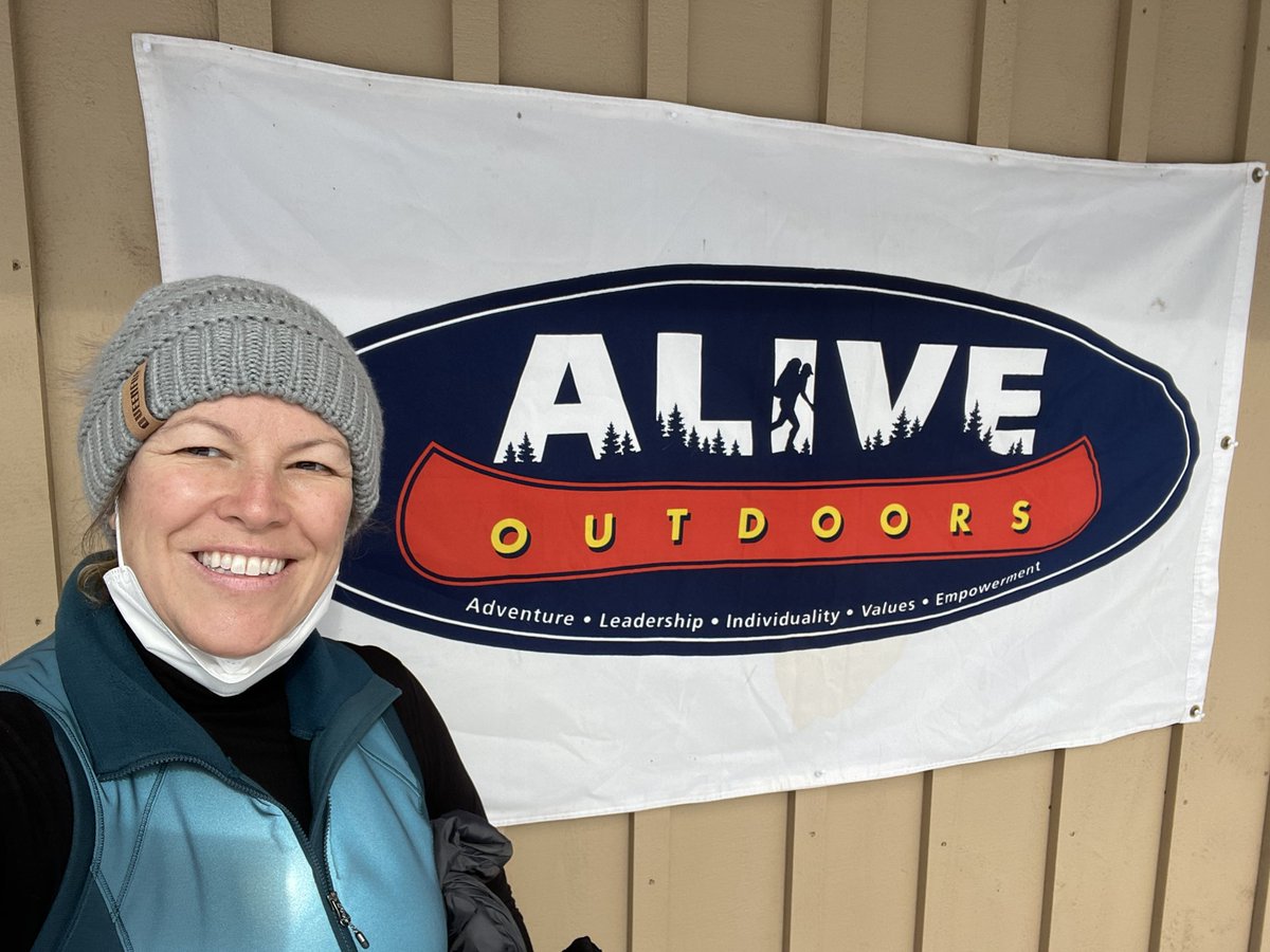 MrsMK2018's tweet photo. Spending the best day with @ALIVEOutdoors and the #grade11s #crosscountryskiing #snowshoeing #skating #beyondthecastle https://t.co/H3Yr7ZP8zN