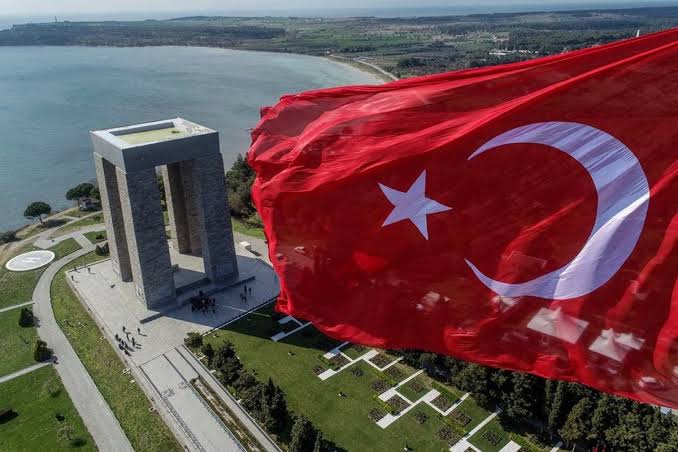 Ey vatan! Güzel Turan! Sana feda biz varız. Düşman oğlu meydana çık! Kahramanlık kimde ise anlarız...