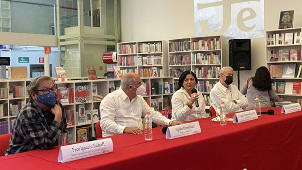 14ymedio's tweet photo. #Golpe de gracia a la #FeriadelLibro de #LaHabana, por Yoani Sánchez. El covid está acabando con una cita cultural #corrompida por la #censura y la manipulación https://t.co/cAr9GNR1tF https://t.co/FS5zGOKxJ5