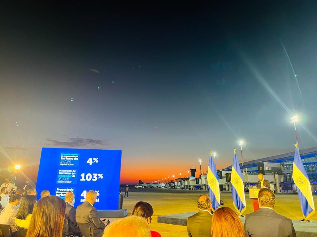 AslaSV's tweet photo. 🇸🇻✈👏🏻 @AslaSV: Felicitamos al Presidente @nayibbukele, a @anliker1980 y su equipo de @CEPASV, por la inauguración de la ampliación de la terminal en el #AIESSOARG, con una infraestructura más moderna y con mayor capacidad para atender más aerolíneas y pasajeros. https://t.co/7fNyWMEAQL
