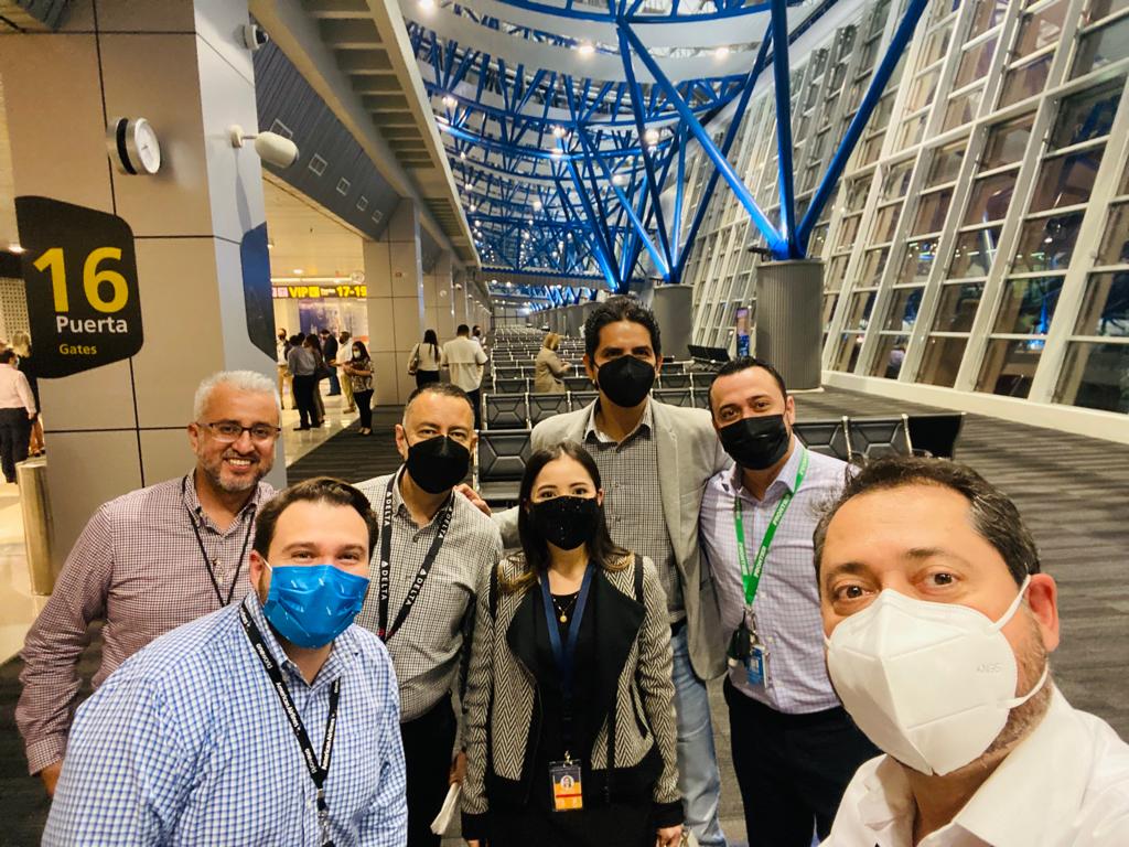 AslaSV's tweet photo. 🇸🇻✈👏🏻 @AslaSV: Felicitamos al Presidente @nayibbukele, a @anliker1980 y su equipo de @CEPASV, por la inauguración de la ampliación de la terminal en el #AIESSOARG, con una infraestructura más moderna y con mayor capacidad para atender más aerolíneas y pasajeros. https://t.co/7fNyWMEAQL