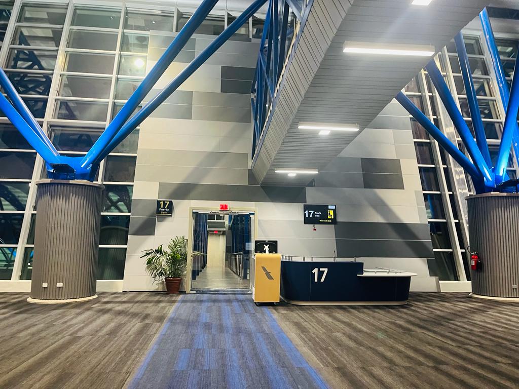 AslaSV's tweet photo. 🇸🇻✈👏🏻 @AslaSV: Felicitamos al Presidente @nayibbukele, a @anliker1980 y su equipo de @CEPASV, por la inauguración de la ampliación de la terminal en el #AIESSOARG, con una infraestructura más moderna y con mayor capacidad para atender más aerolíneas y pasajeros. https://t.co/7fNyWMEAQL