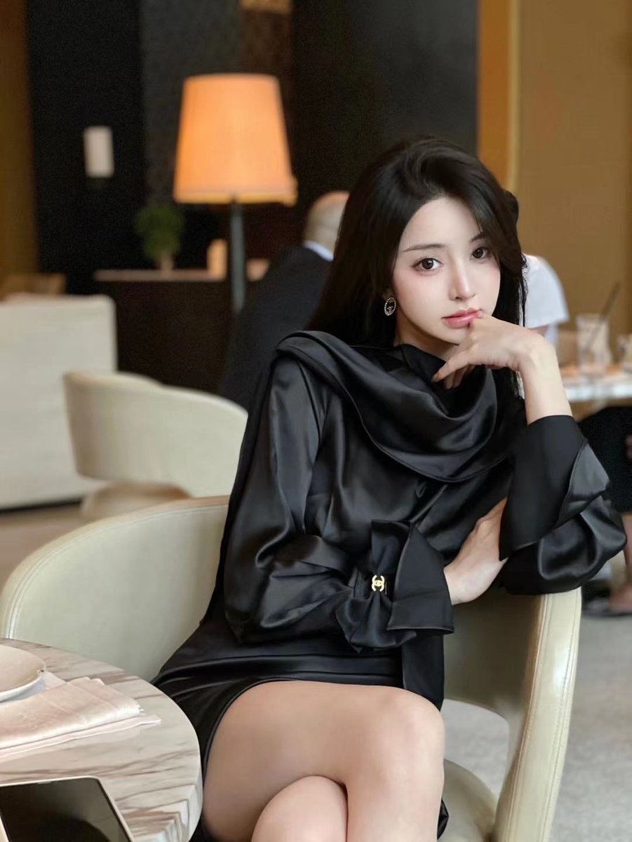 xnainaia's tweet photo. 上海～
气质美女 长腿细腰的播音小姐姐 https://t.co/eGo4A58CH3