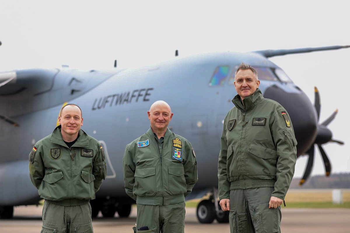 Team_Luftwaffe's tweet photo. Ciao Generale 
Luca Goretti! Der 🇮🇹 Luftwaffenchef besucht uns. Nach Stabsgesprächen in denen auch die gemeinsame Aufgabe beim enhanced Airpolicing South in 🇷🇴 besprochen wurde, ging es zu unserem Geschwader in Laage und der dortigen Waffenschule. Buona giornata! @ItalianAirForce https://t.co/qCcjCHwmmP
