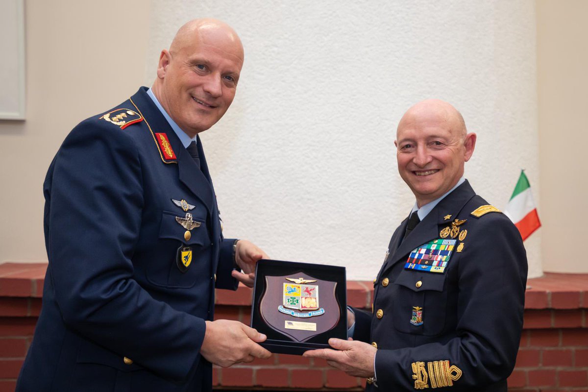 Team_Luftwaffe's tweet photo. Ciao Generale 
Luca Goretti! Der 🇮🇹 Luftwaffenchef besucht uns. Nach Stabsgesprächen in denen auch die gemeinsame Aufgabe beim enhanced Airpolicing South in 🇷🇴 besprochen wurde, ging es zu unserem Geschwader in Laage und der dortigen Waffenschule. Buona giornata! @ItalianAirForce https://t.co/qCcjCHwmmP