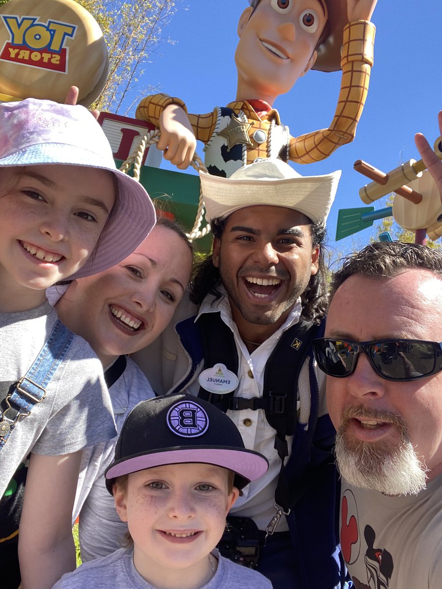 MightyQ44656545's tweet photo. #castcompliment #disneycast @WaltDisneyWorld here is your employee of the month! What a great positive spirit! He emulates the #disneyspirit #disneycastcompliments @WDWHS https://t.co/1agyTBAM5l
