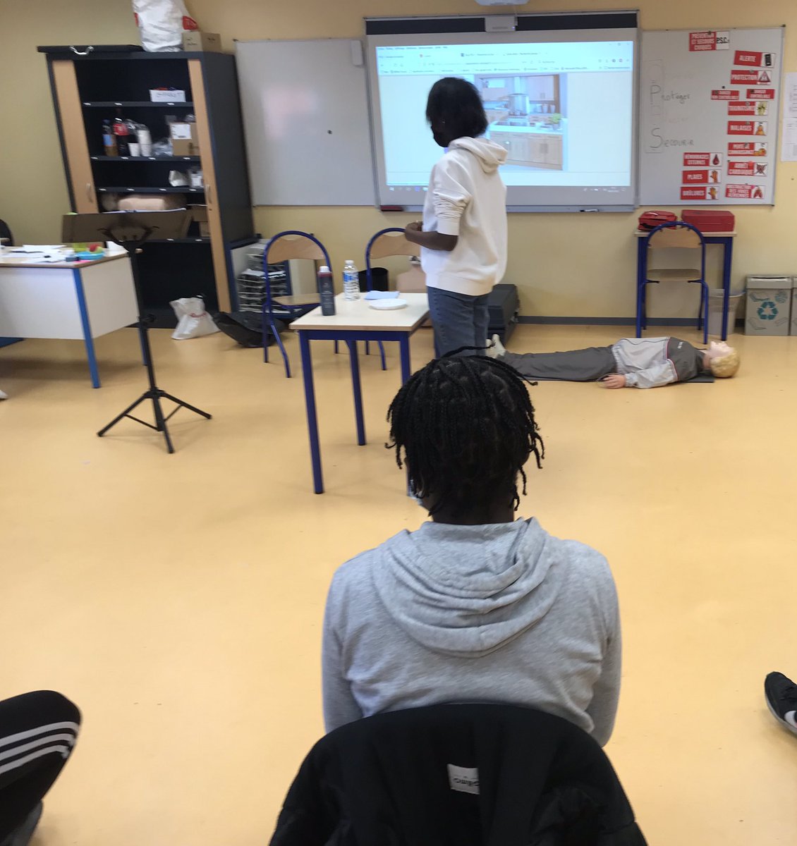 À la rencontre des élèves inscrits dans le dispositif "École ouverte" du REP+ d'Alençon. Visite des écoles J Verne, J de La Fontaine et du collège L Michel. Activités sportives, culinaires et formation PSC1 pour des 3èmes... Des élèves ravis et des personnels très investis.