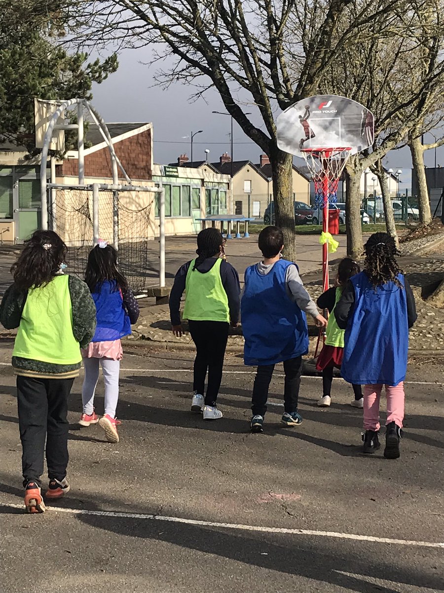 RubanYannick's tweet photo. À la rencontre des élèves inscrits dans le dispositif "École ouverte" du REP+ d'Alençon. Visite des écoles J Verne, J de La Fontaine et du collège L Michel. Activités sportives, culinaires et formation PSC1 pour des 3èmes... Des élèves ravis et des personnels très investis. https://t.co/XRmZsmWxB0
