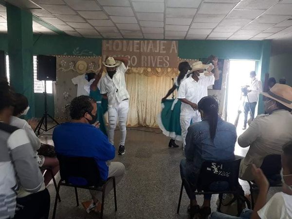 islavisionicrt's tweet photo. #MongoVive 👴🏻❤️
💐👏 Hoy cumpliría 93 años Mongo Rives. En la Casa de Cultura d La Fe, q ahora lleva su nombre, una representación del pueblo pinero le rindió tributo.
Conozca tb de lo sucedido en nuestro perfil de Facebook:
https://t.co/rEscgX9nu6👇
📝 y 📸 Katia Álvarez https://t.co/S2i8okKgAc