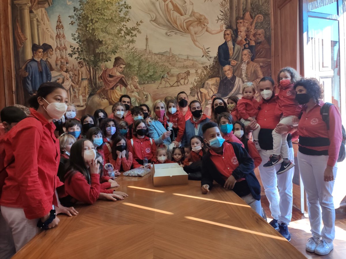 JovesValls's tweet photo. ❤️Contents i contentes, amb un gran somriure que costarà d’esborrar i recuperant-nos de les emocions viscudes d'unes @DecennalsValls per recordar!😍Agraïm el compromís de tots els castellers i castelleres que ho han fet possible! 
Seguim amb moltes ganes!
#castellers #castelleres https://t.co/Gdwfw82xmJ