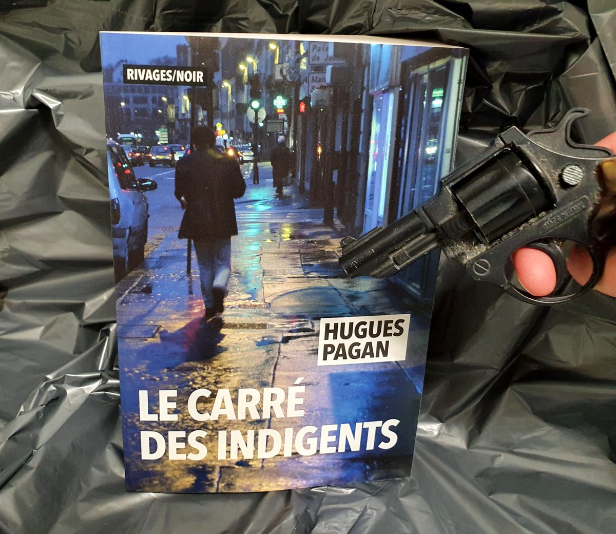 libcompagnie's tweet photo. Hugues Pagan ce soir à la librairie !
Un conseil de vos libraires : Lire Hugues Pagan est une expérience !
🕵️"Le Carré des indigents >un blues puissant, une enquête serrée, du vrai, du grand roman noir."
👉https://t.co/uaQOXJJ27I
@EditionsRivages #huguespagan #polar#rivagesnoir https://t.co/WcKYBBt23u