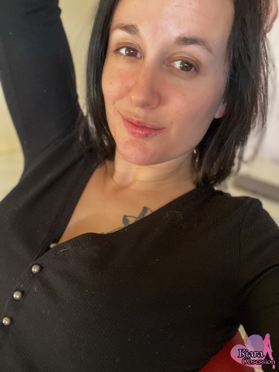 KiaraObsession's tweet photo. On ouvre quelques boutons ?

RT si tu as envie que je te montre le décolletée plongeant du jour 😈

Et si tu en veux plus rejoins moi ici 👉🏻https://t.co/TFQLsBkvVT https://t.co/mZdVudhMdr