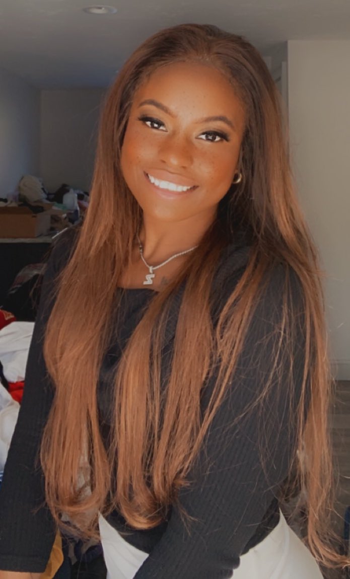 zeeejeee's tweet photo. pretty sure I just bombed a job interview :/ but at least I look good! https://t.co/NYoEx8xDDi