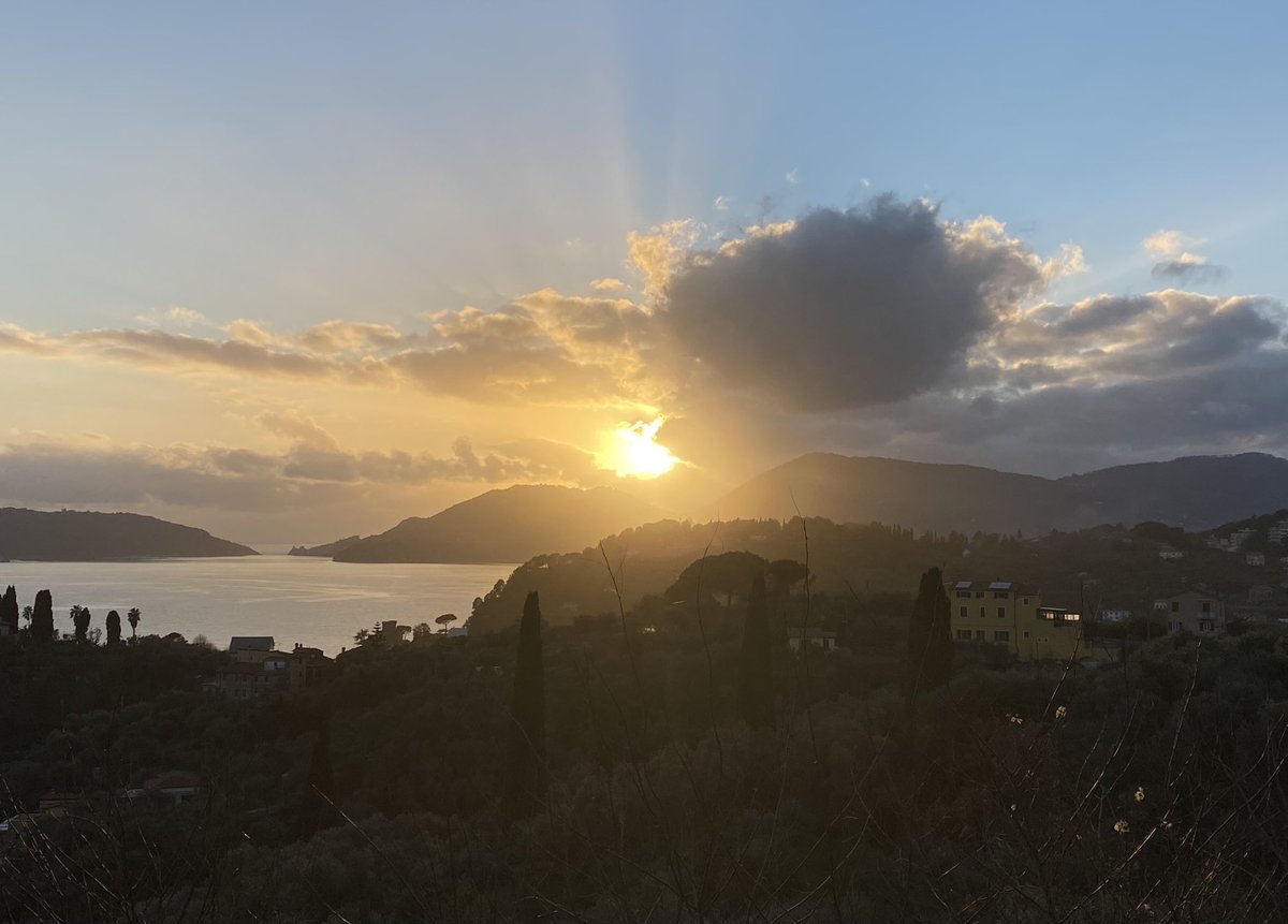 edanaming's tweet photo. From the village of Solaro (aptly named) #sunset #BayofPoets #tramonto https://t.co/ZXDWTwZFqm