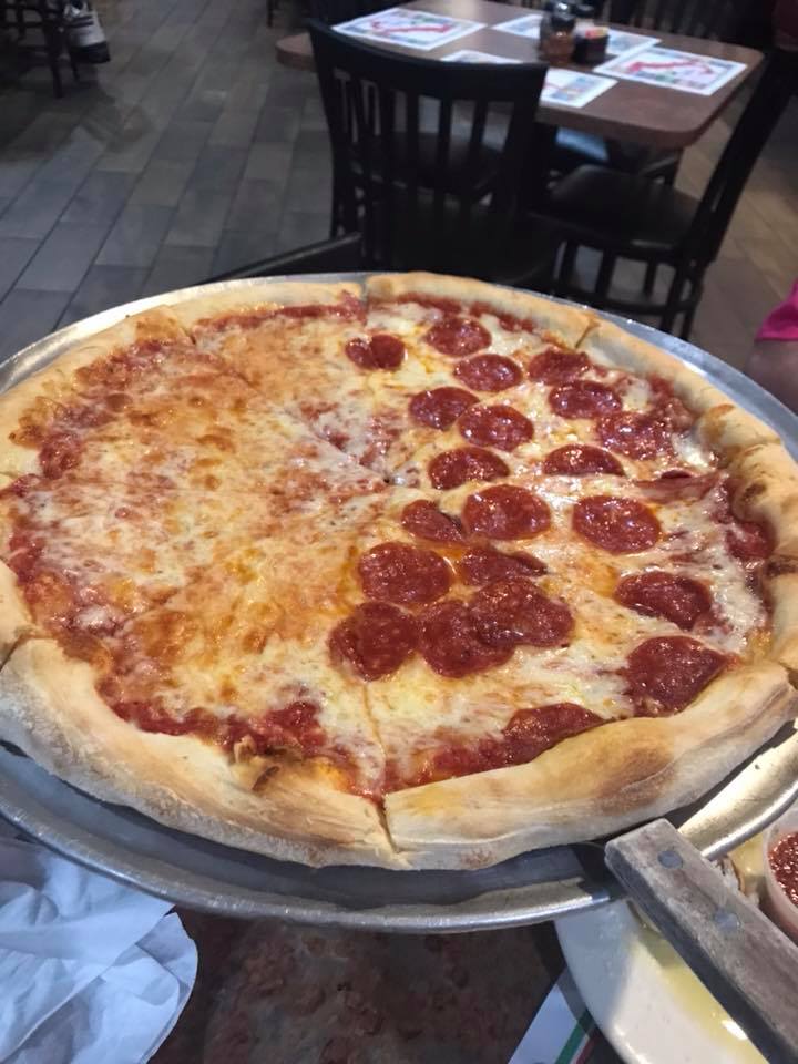 ZeckosWorld's tweet photo. Happy #NationalPizzaDay! How do you take your pizza? Deep dish or thin crust? What are your favorite toppings? Does #pineapple belong on #pizza? To fold or not to fold? #Chicagodeepdish #NewYorkStyle #newyorkstylepizza #greasythincrust https://t.co/rJd4SW2STR