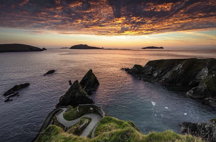 castlewoodhouse's tweet photo. Gorgeous capture of sunset over the Blaskets by @dingledarkroom …simply stunning @DinglePeninsula https://t.co/pLyyeuVCln