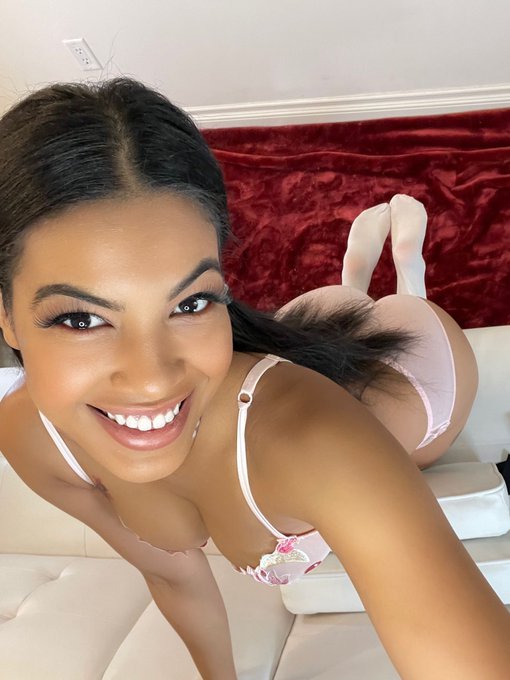 Valentine&rsquo;s Day got me feeling some type of way 💝💦 cum spoil me baby, be my valentine! 😍 https://t.co/DO7I4qiEDd