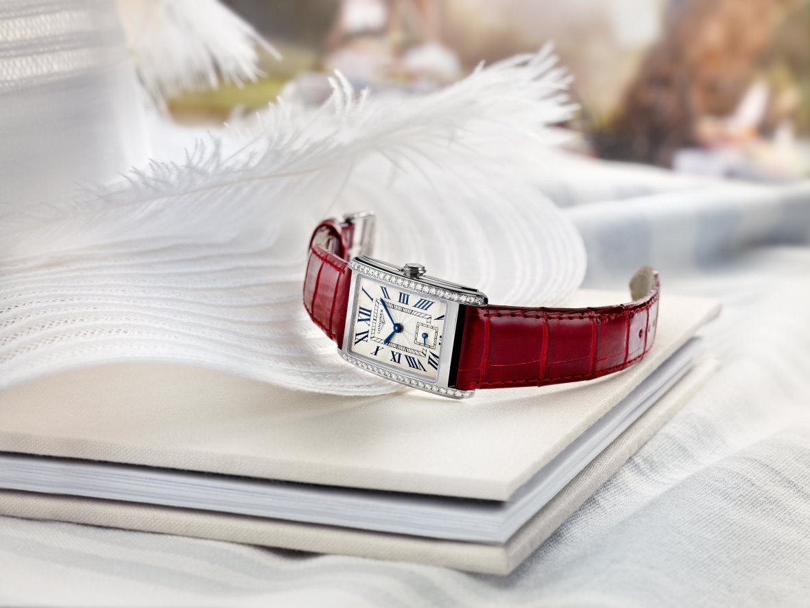 Discover the Longines DolceVita, with a distinctive rectangular casing and stunning contemporary details.
