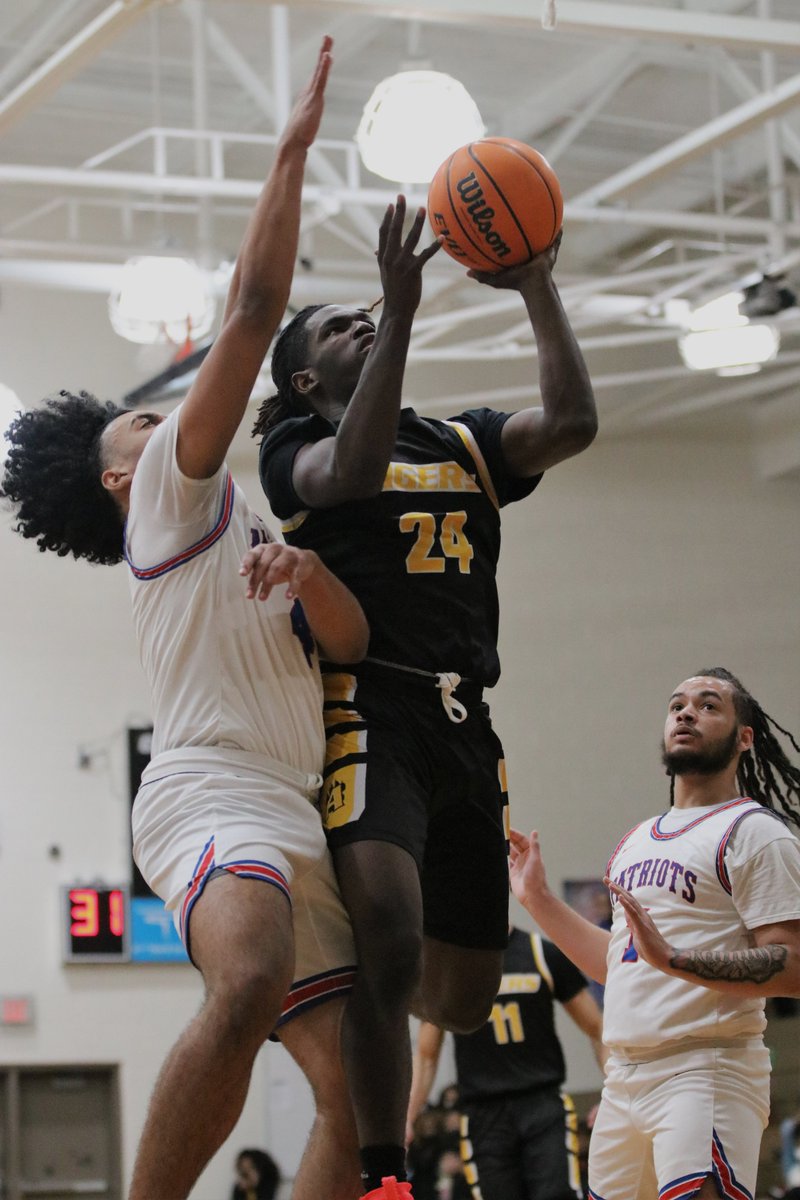 AnthonyBanks22's tweet photo. Action shots from @AHSTigerHoops win on the road against Heritage High on Tuesday night. Final: Alcovy 91, Heritage 75.@Alcovy_Sports @brhco2022 @jalendavis0 @Bjsmith05 @CovNewsSports @PBHubb23 https://t.co/Rgsz0AUN8z