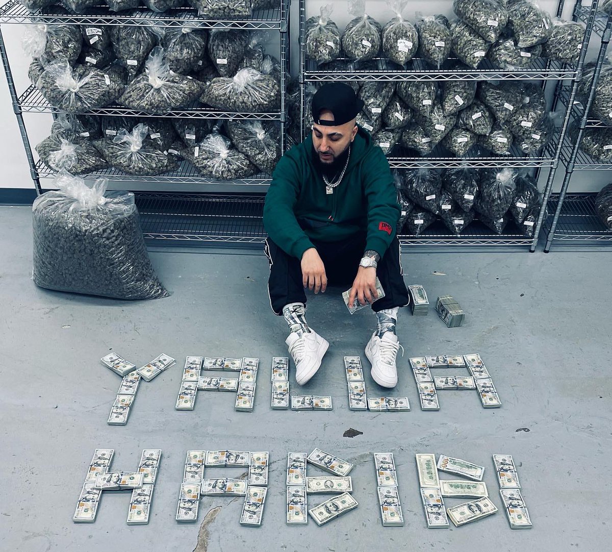 rmean's tweet image. Whoever guesses the correct amount wins all the cash 😭 #YallaHabibi #moneychallenge