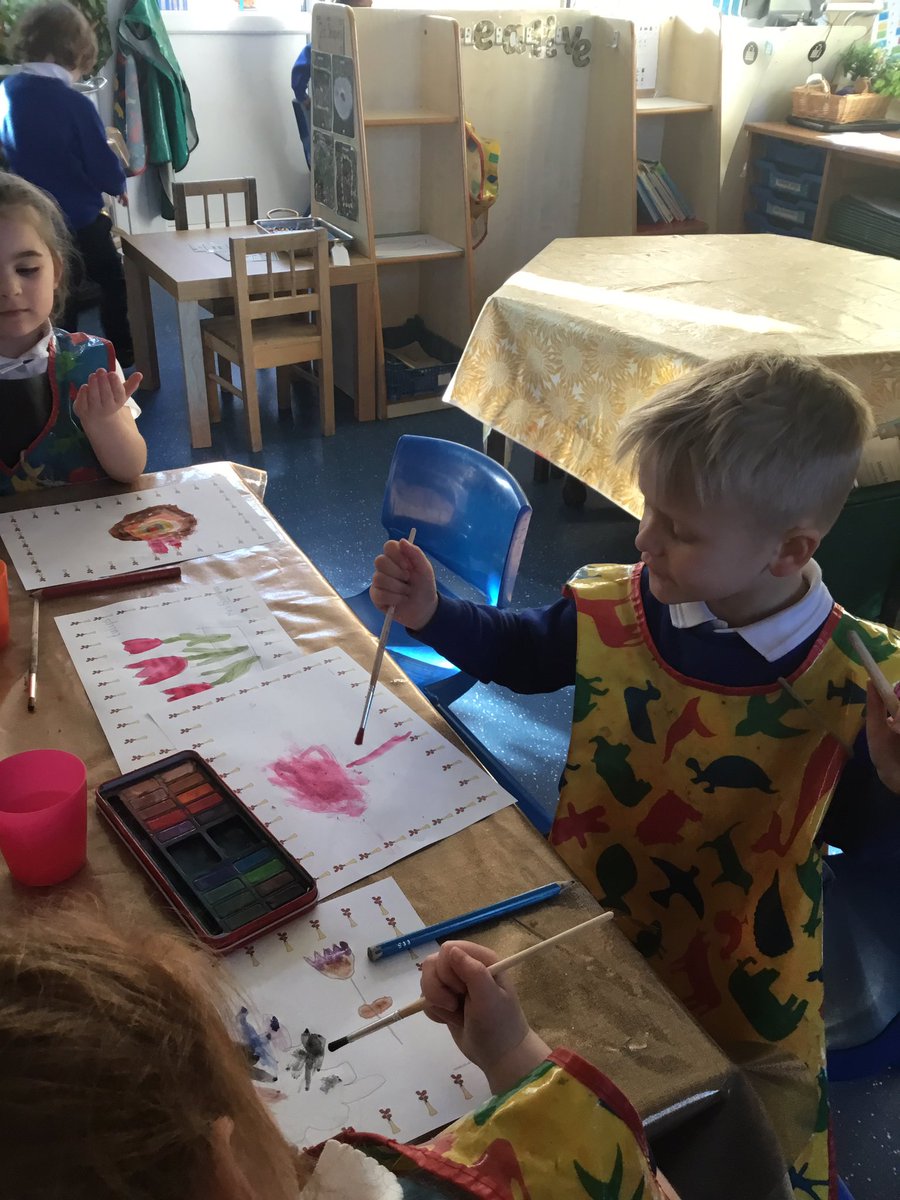 stjosephskly's tweet image. #ElderClass have loved our beautiful Tulips in class this week, they really have made us smile and brightened up our family table. Today we had a go at drawing and painting them. Check them out - they are beautiful. 🌷 🌷 🌷 
#InTheMomentLearning #EyfsRocks