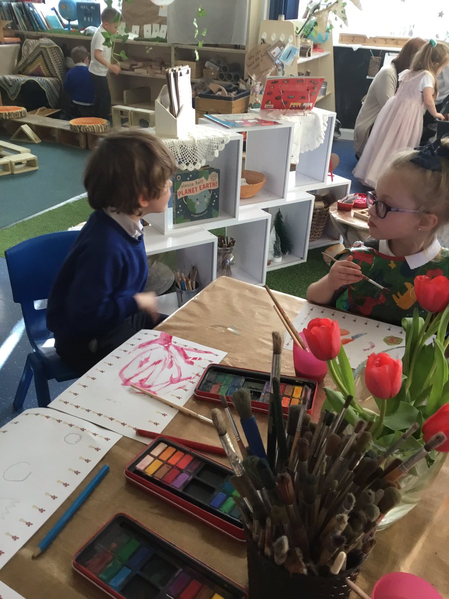 stjosephskly's tweet image. #ElderClass have loved our beautiful Tulips in class this week, they really have made us smile and brightened up our family table. Today we had a go at drawing and painting them. Check them out - they are beautiful. 🌷 🌷 🌷 
#InTheMomentLearning #EyfsRocks