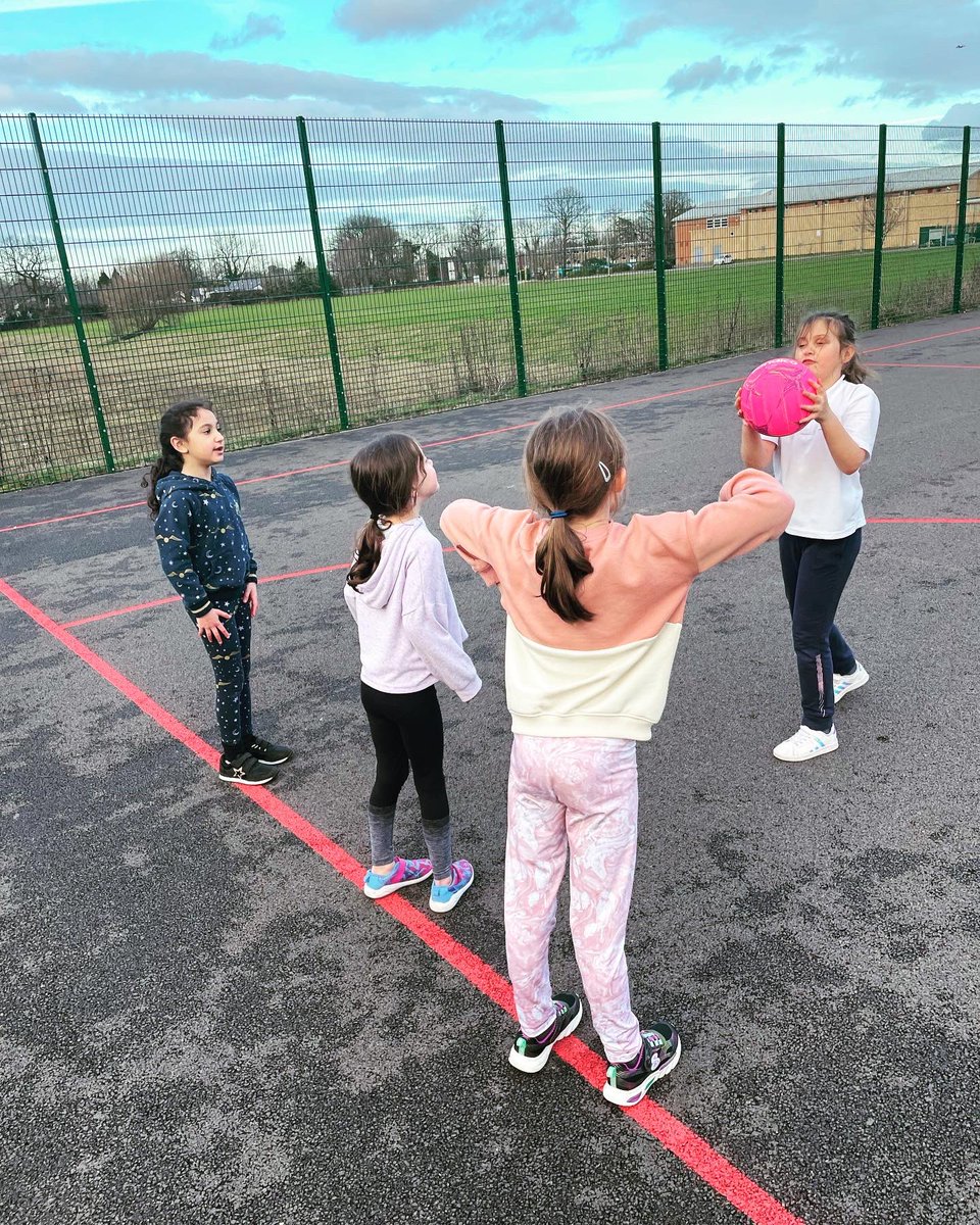 minisportsuk's tweet photo. Some serious celebrations today in Netball… we spent a lot of the session working on reactions to anticipate passes and get ahead of opponents #netball #chpspe @CHPSYR3 @CheadleHulmePri https://t.co/UkkT2AU8l2
