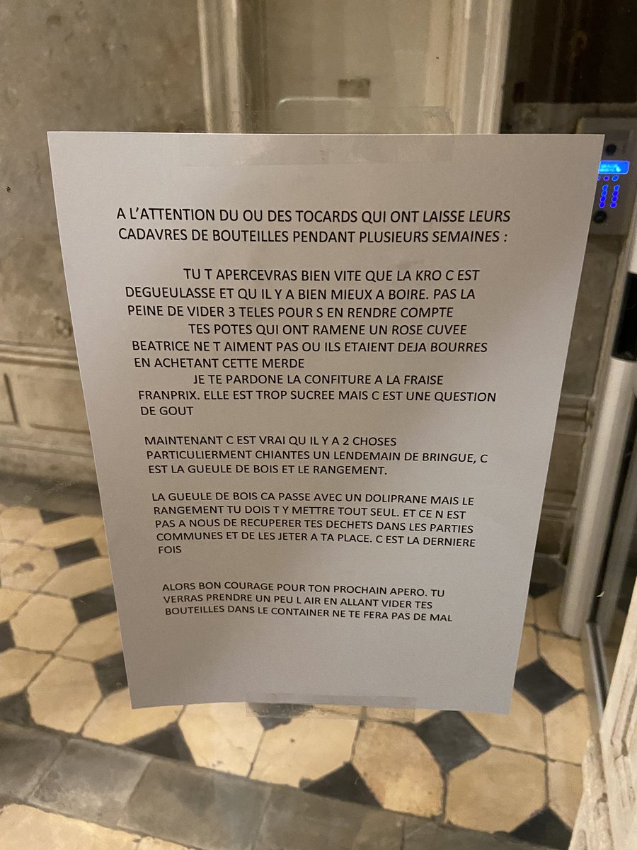 clitounet's tweet photo. mes voisins font des teufs h24 et laissent trainer leurs bouteilles pendant plusieurs semaines dans le hall d’entrée, prenez 30 secondes pour lire le mot que mes autres voisins ont écrit😂😂😂😂 https://t.co/cnAYjfiC3m
