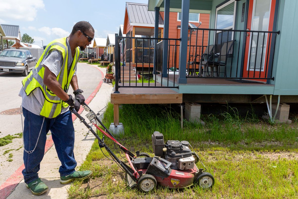 mobileloaves's tweet photo. In 2021 neighbors living in CFV collectively earned $1.2 MILLION in dignified income through our Community Works program! The Village has many opportunities for our neighbors to earn dignified income on-site and we are so proud of everything they accomplished over this past year! https://t.co/OUS8OkQsyL