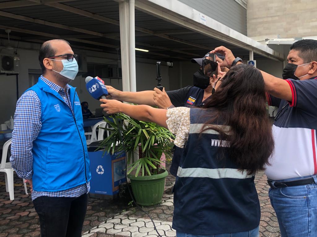 Salud_Guayas's tweet photo. #DileSíALaVacuna | Víctor Yagual, responsable del Centro de Vacunación del @AeropuertoGye informa en @Unionradio580am y #YAPtv sobre como avanza la aplicación de la #VacunaCOVID19 en niños, adolescentes y adultos. https://t.co/Ep3kvWjBAU