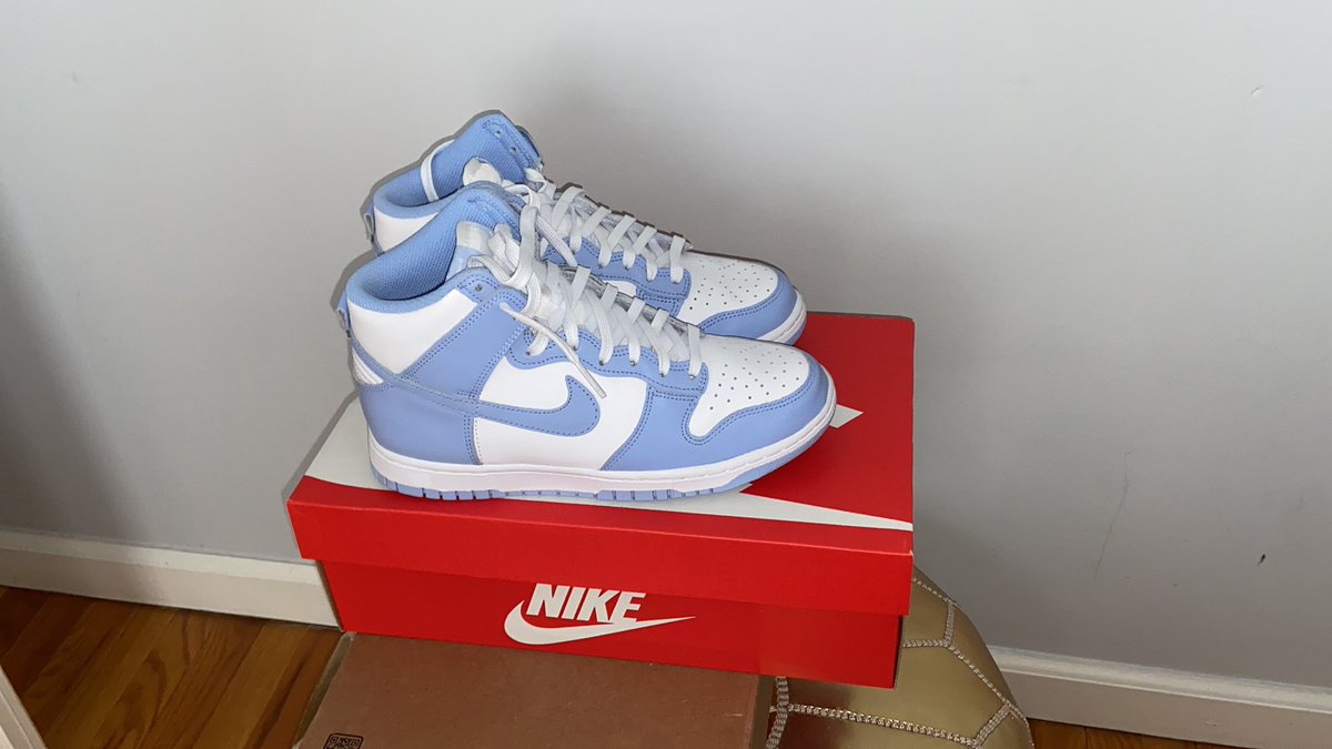 samiB022's tweet photo. @RetailTuesday $220 shipped size 7 wmns https://t.co/NzRQdEBdoW