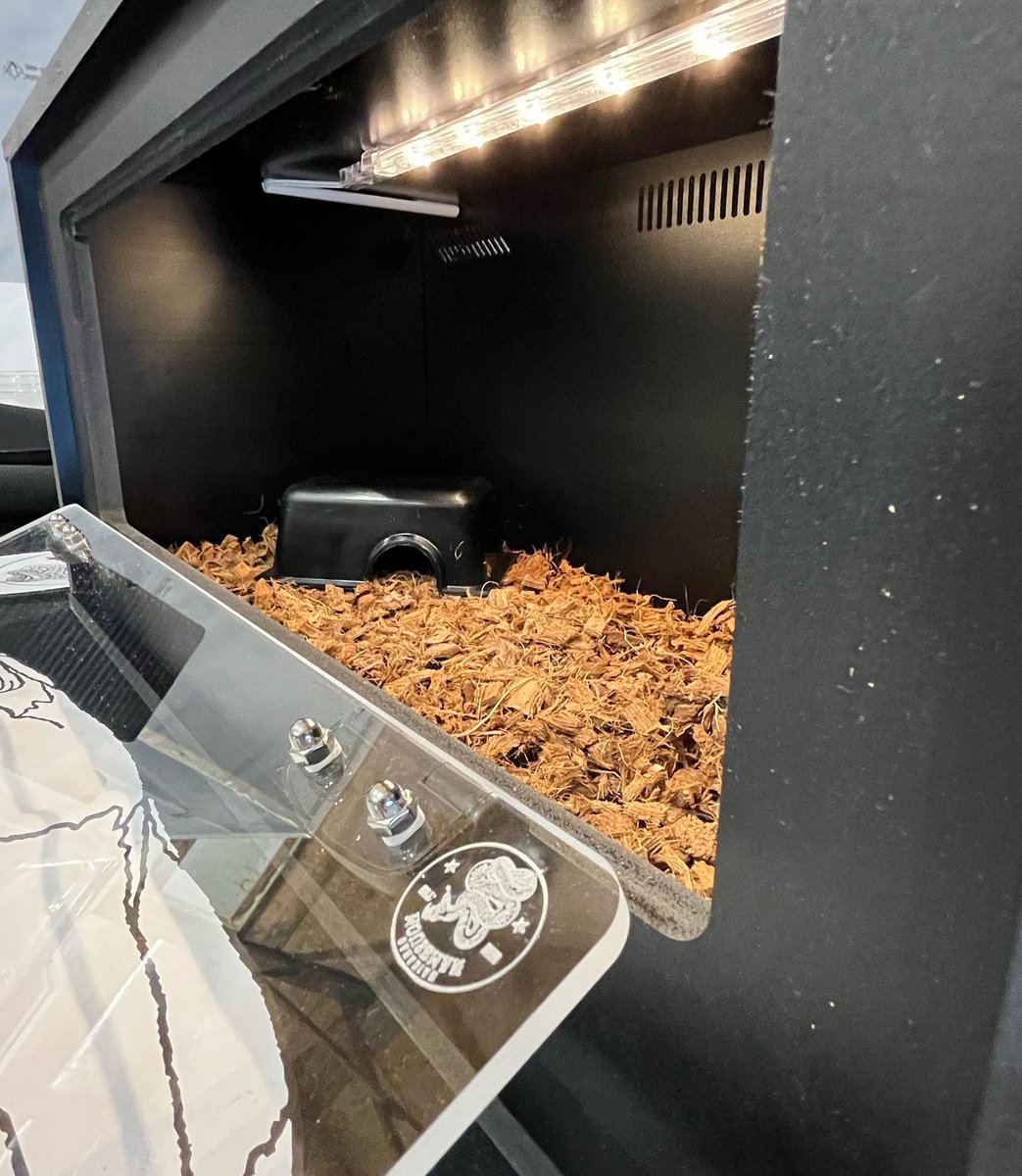 Cornelsworld's tweet photo. Thanks to @canadianmouseman for coming to me for this idea he had.  If you are a breeder why aren't you looking to also sell the supplies to your customers! https://t.co/5fclMaLLL9