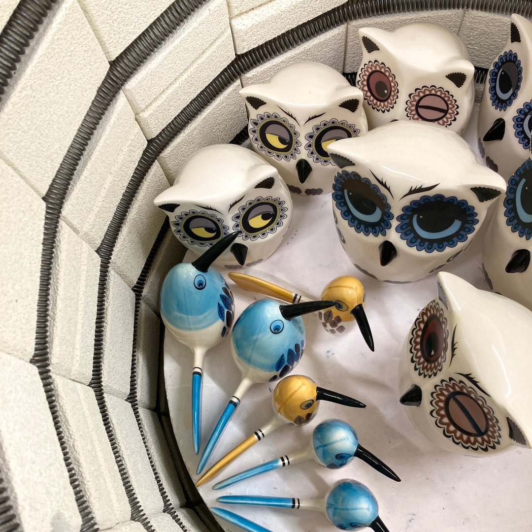 hannah1turner's tweet photo. Sometimes I wonder what they were talking about just before the kiln lid was lifted. Whatever it was, Small Yellow is giving Big Blue some serious side-eye! #kilnlife #ceramics #clayowls #claybirds #glazing https://t.co/9INJYp2jEo