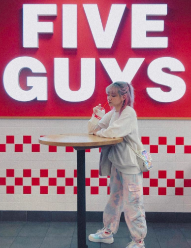 FiveGuys_ES's tweet photo. Esta combinación de #MAKEYOURSHAKE está de locos. Hay cerca de 1000 combinaciones posibles, y puedes elegir entre 11 mix-ins distintos 🥤 (📸 :@ho_pui)
#FiveGuys #5guys #Batido #milkshake https://t.co/AidJ8SlQei