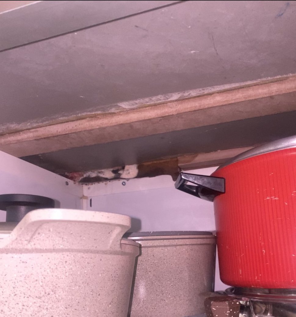 تأكد من مطبخك ...
هل تحت الرخام خشب؟
سيكون أحد أسباب انتشار الرائحة الكريهة وتكون البكتيريا وتجمع الحشرات

الحل؟
تثبت الرخام على أعواد الألمنيوم