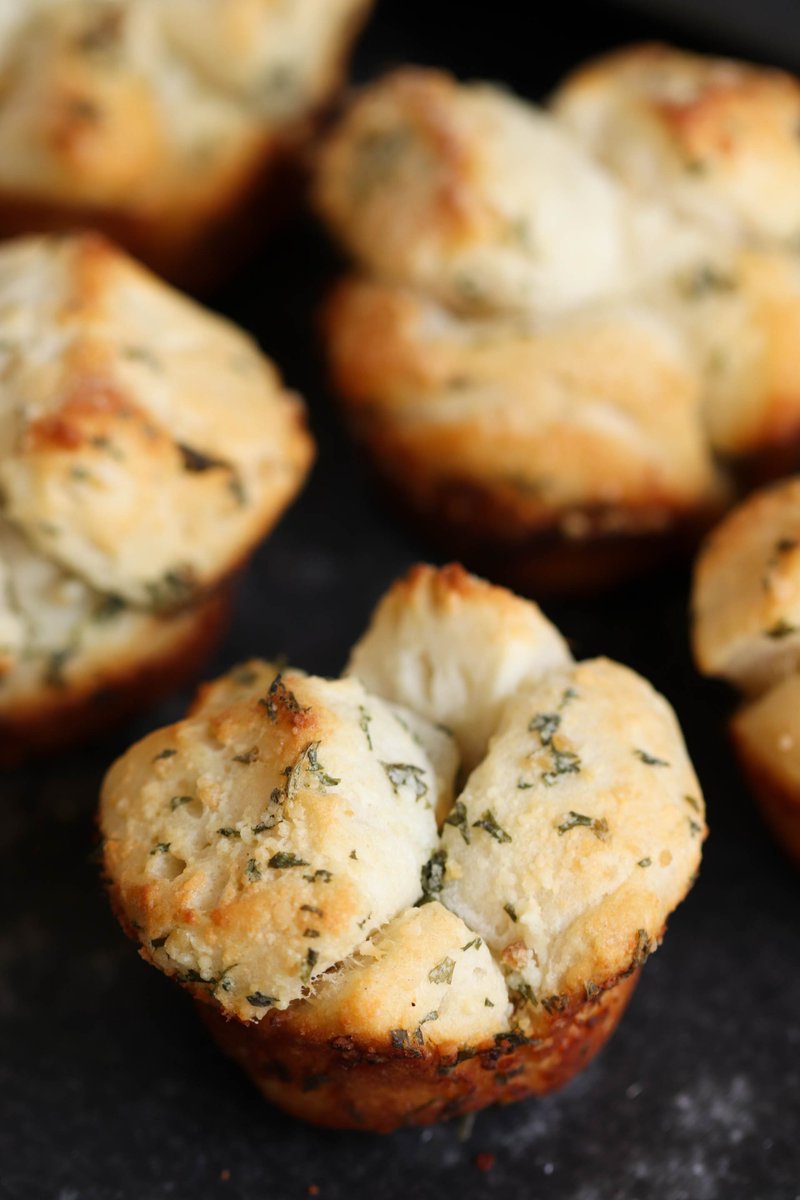 SixSistersStuff's tweet photo. I am not good at making homemade bread, but this Mini Garlic Monkey Bread requires pre-made biscuit dough, so this recipe is pretty much fail proof.
https://t.co/mLg3gyB9VE #sixsistersstuff #monkeybread #easygarlicbread https://t.co/KDb1Y9biA6