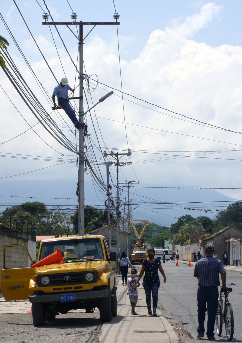 ReporteYa's tweet photo. #9Feb #Lara #SinLuz 
@quiborpropone: Daño de transformador eléctrico en barrio La Libertad en Quíbor produce apagón en toda la comunidad. #Corpelec Jiménez atiende el problema en toda la zona. https://t.co/FlOwjRIm7h