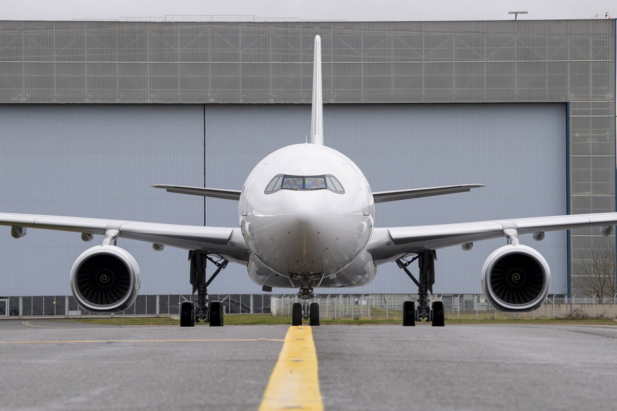 airwayaviation's tweet photo. Airbus delivers first A330-300 VIP. #acj330 #airbus #a330 https://t.co/uUiRnHMYTc https://t.co/RplogLVLqt