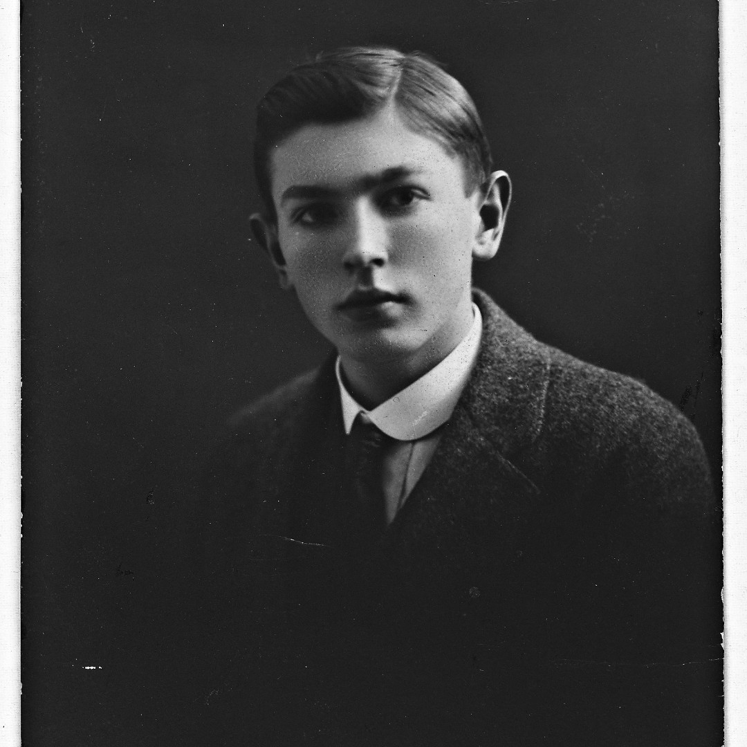 TheMoRW's tweet photo. FREE ONLINE TALK Tues 15 Feb 6pm @PhilipSerrell tells of Harry Davis leading #RoyalWorcester painter. He started in 1898 aged 13 washing the factory steps, did a 7yr apprenticeship, was Painting Foreman for 24yrs & retired at 83!
#RedditchHour #Oxhour
https://t.co/ec6UX1cD9f https://t.co/ZKcipV5GKe