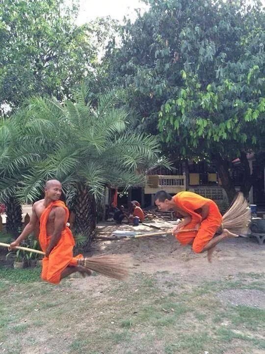 หายไปเล่นปาทูกับเทนตั้งแต่จะ5ทุ่มจนตอนนี้ เทนมันเหงาไม่ปล่อยพระสักที 
ผม                                             เทน