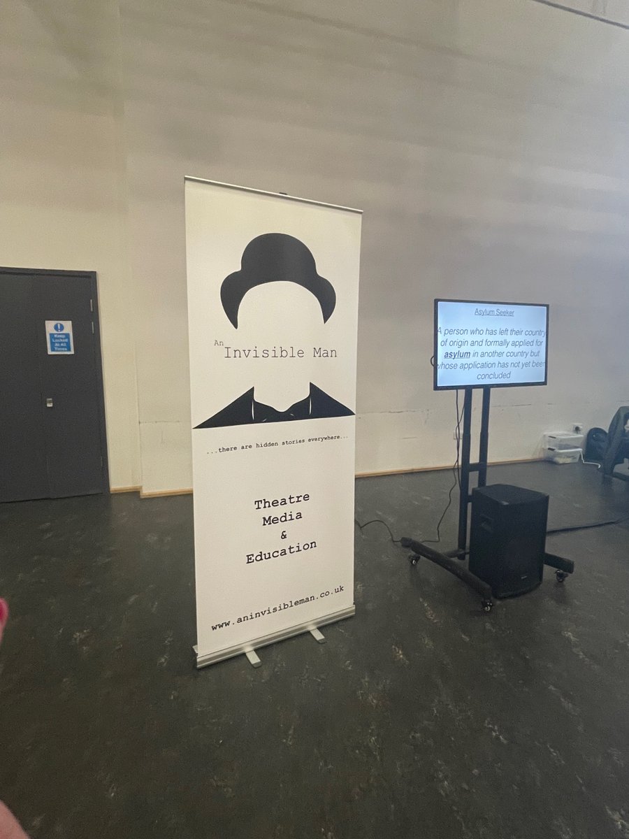 YA_OldAccount's tweet photo. 🎭Y10 students were lucky to have the opportunity to watch an acclaimed theatre production live in school this morning. Covering some challenging elements of PSHE and British Values students immersed themselves in the production and were a credit to the Academy 🎭 #Yewfutures https://t.co/w1uZ2hVQgf