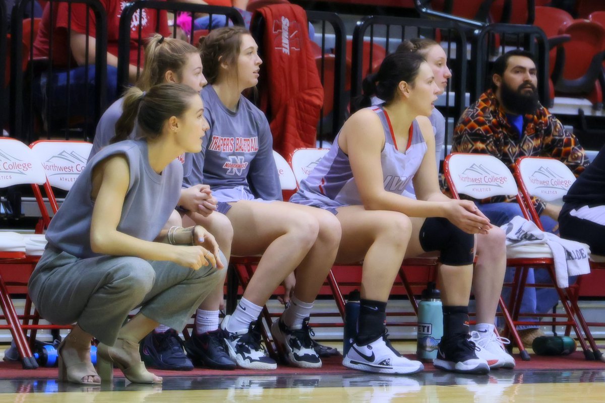 _CoachLaurenZ's tweet image. Us looking to get that 🧹against EWC today like.. #TrapEm