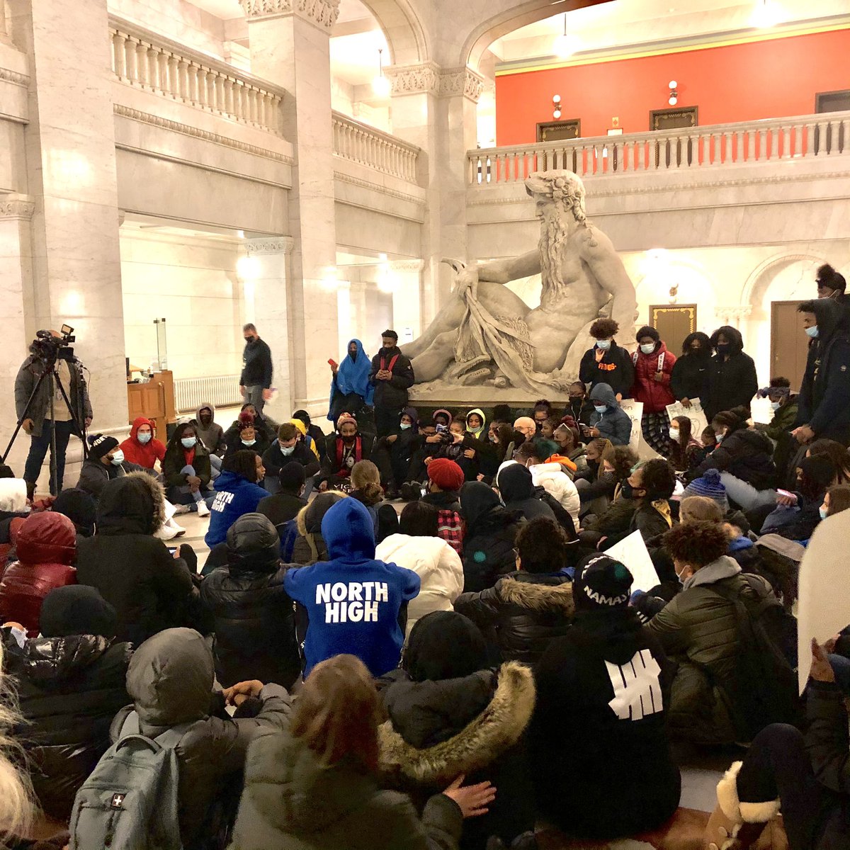 jeremiah__bey's tweet photo. North High School students occupy the rotunda at Minneapolis City Hall—many community members have joined in with them.

It’s a powerful moment. The poise and courage these moments demand from our young people is quite unfair. But they always rise to it.

#JusticeForAmirLocke https://t.co/82ZSJF88iT