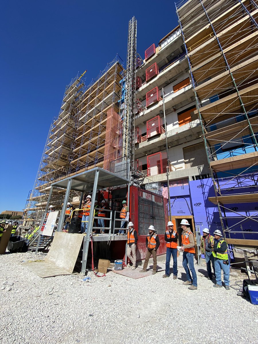 utsacaicc's tweet image. A day to say THANK YOU to the 225 workers constructing the SDS/NSCC building in downtown San Antonio!

🔘Electricity is on
🔘HVAC will soon be flowing
🔘Carpeting/flooring next week

So thankful👏🏽

#UTSA #SDSData #SanAntonio #DataScience