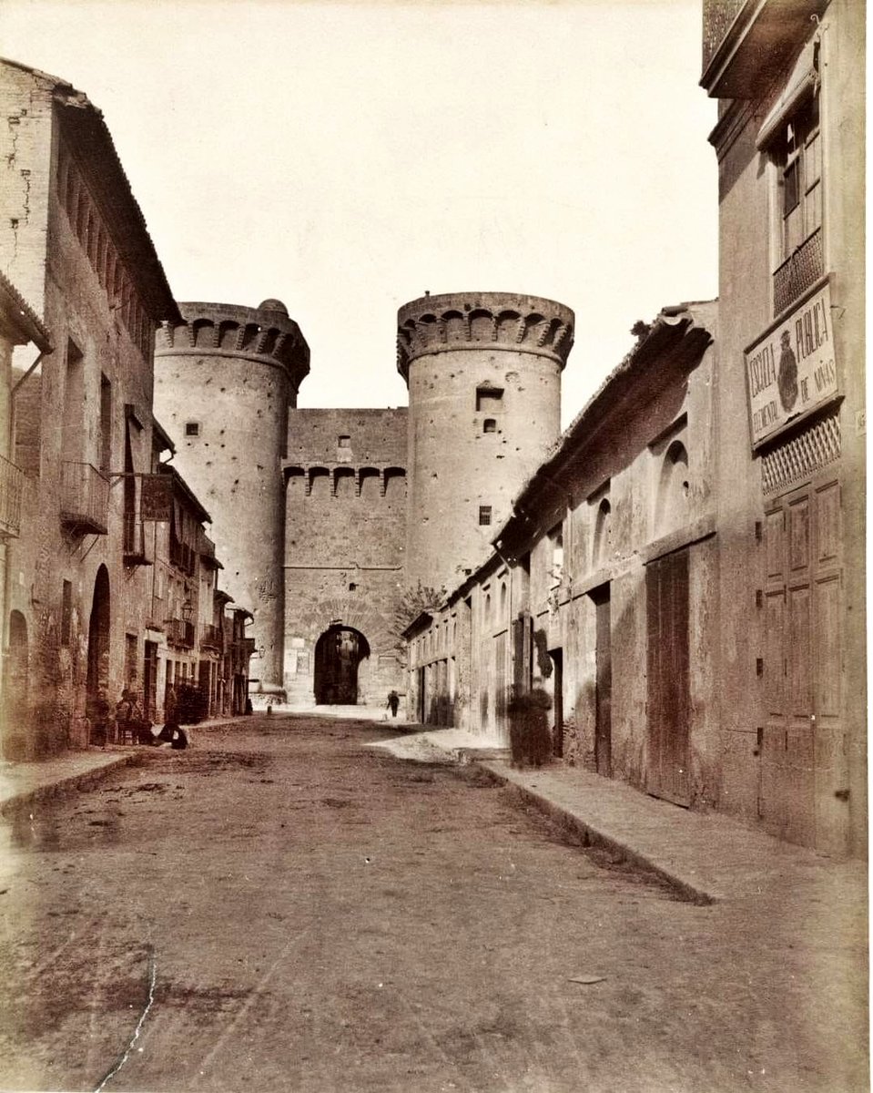 València, anys 1880. Magnífica fotografia del carrer i del portal de Quart.