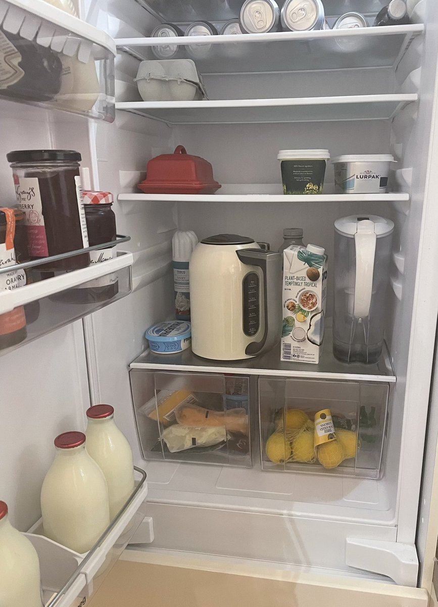 ShelleyMac1982's tweet photo. Couldn’t find my kettle after work …. Think I’m losing it #ChillyKettle #norighter https://t.co/aj17Tg7gOe